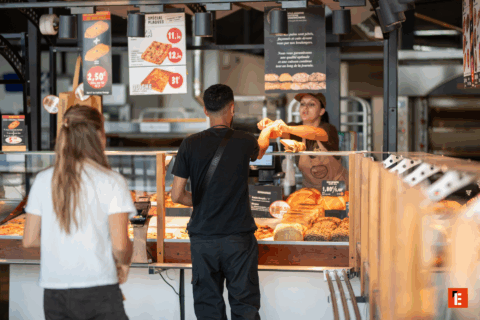 Femme servant des pâtisseries à un client