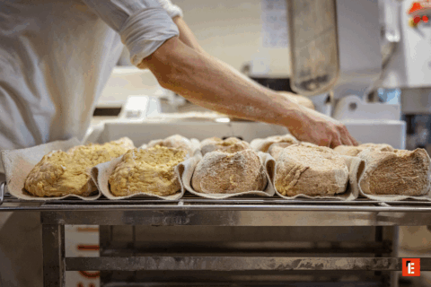 boulanger en train de ranger du pain