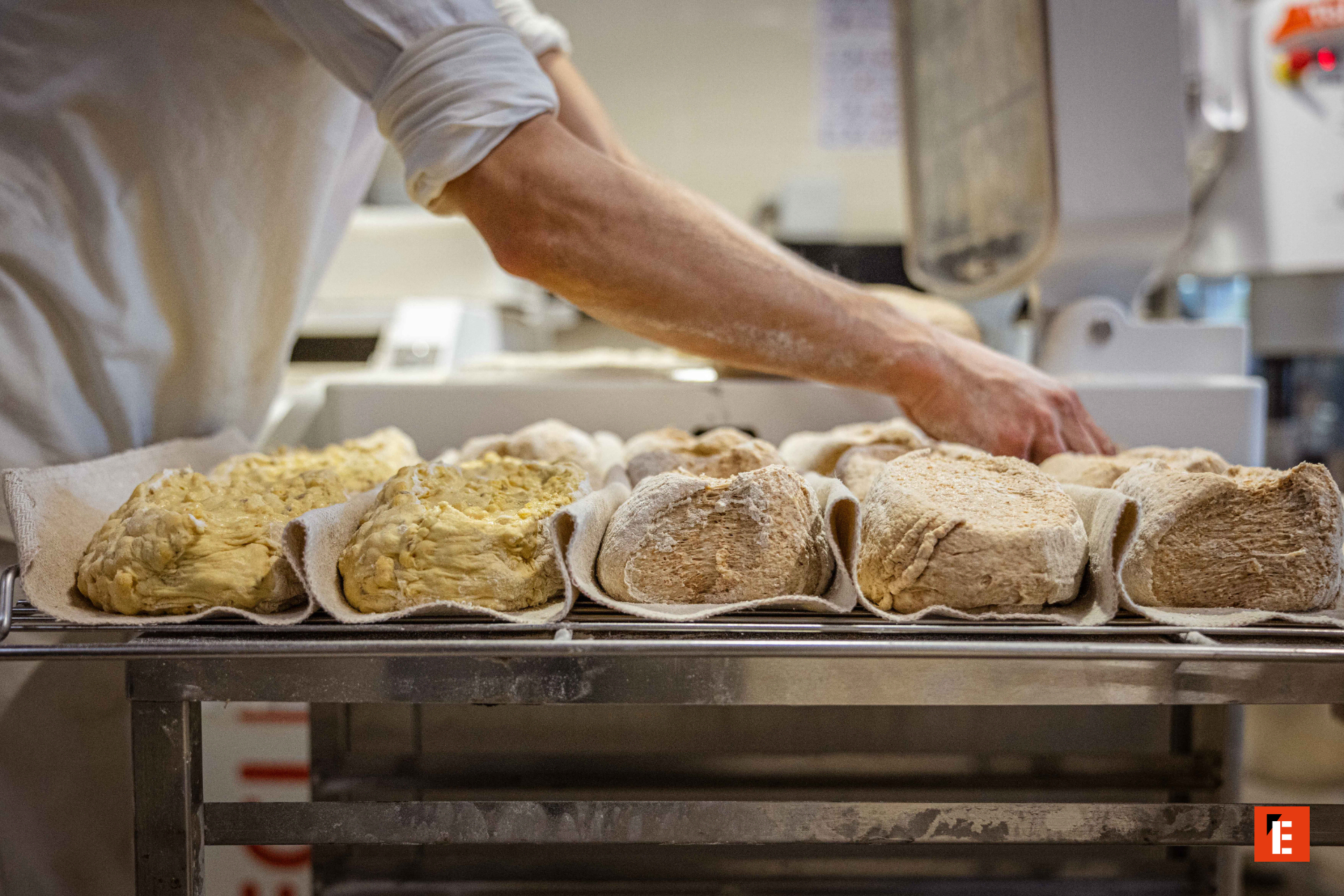 boulanger en train de ranger du pain