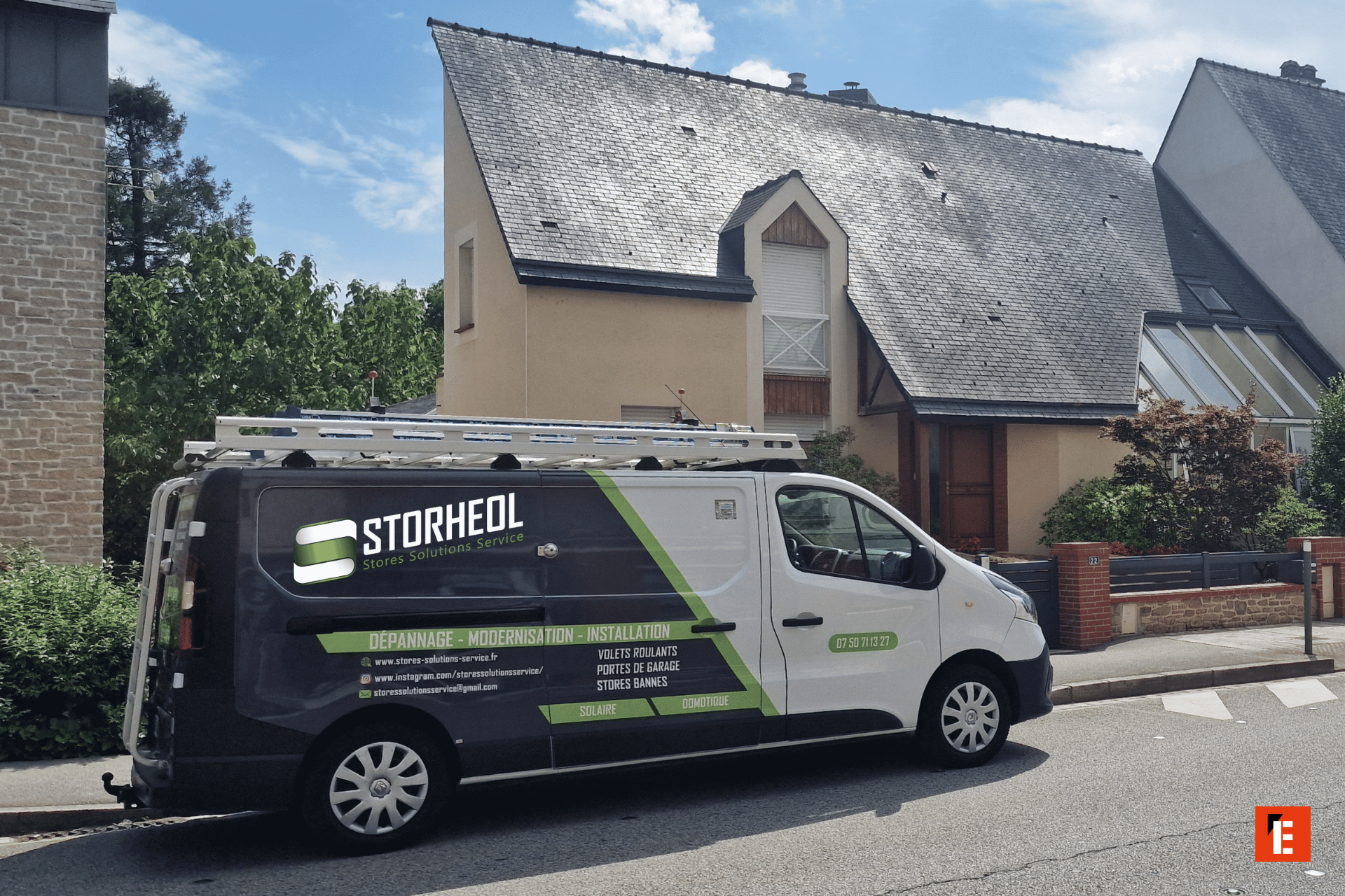 Véhicule de service devant une maison résidentielle.