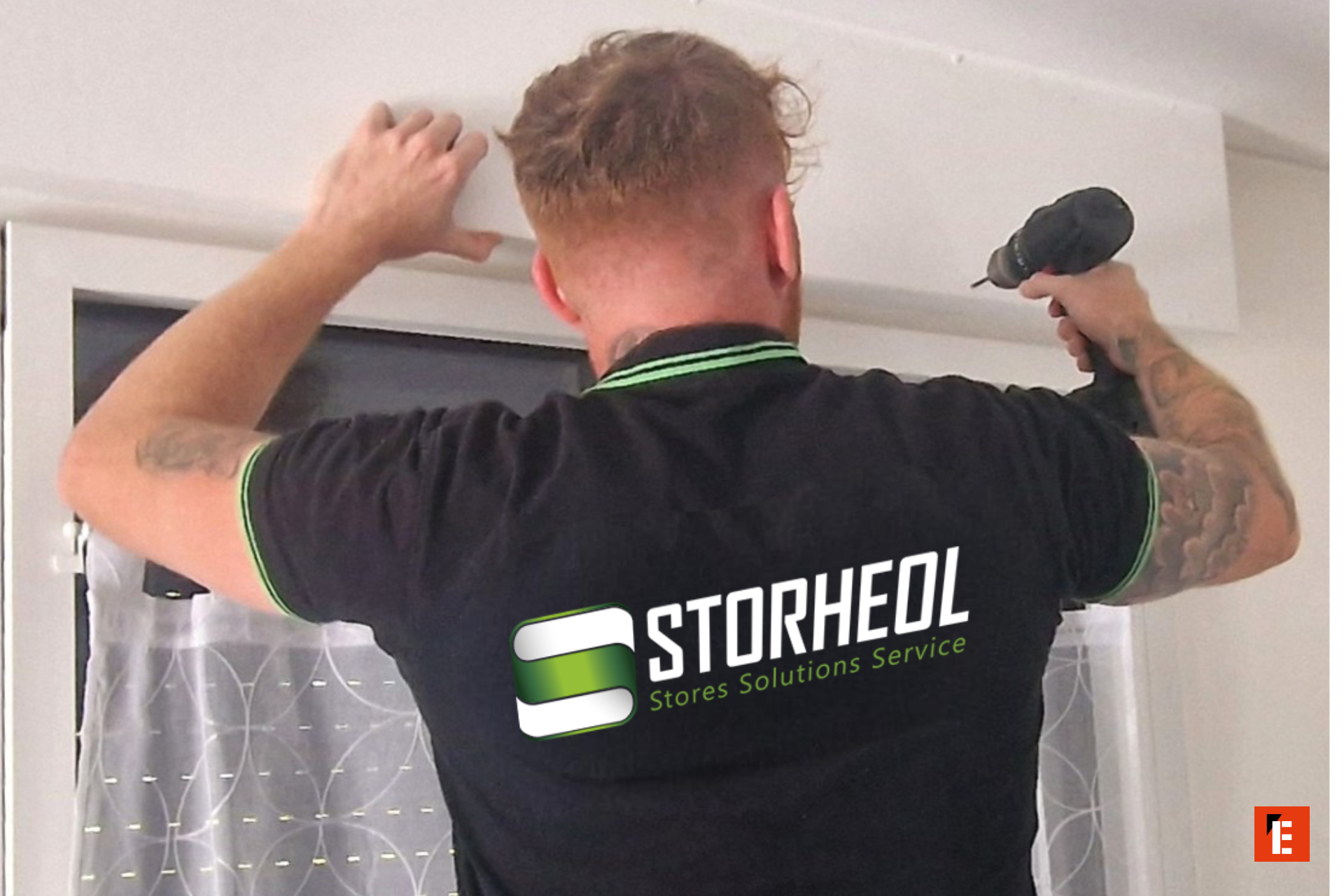 Installation de stores par un professionnel.