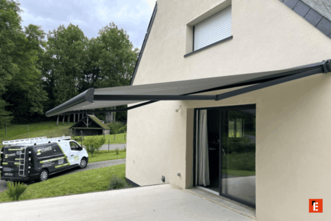 Store banne noir installé sur une maison.