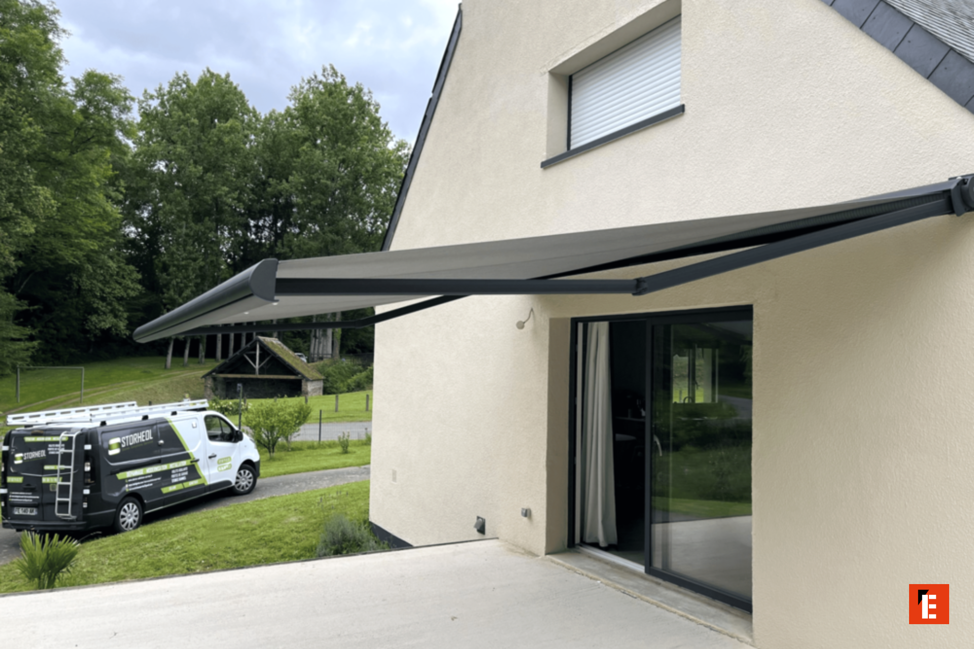 Store banne noir installé sur une maison.