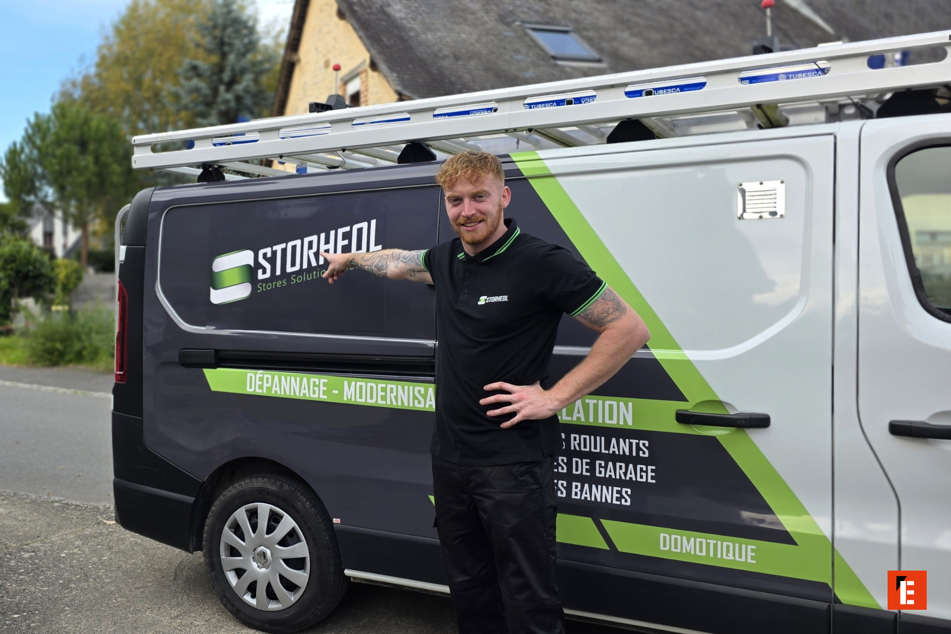 Technicien montrant un camion de services Storheol.