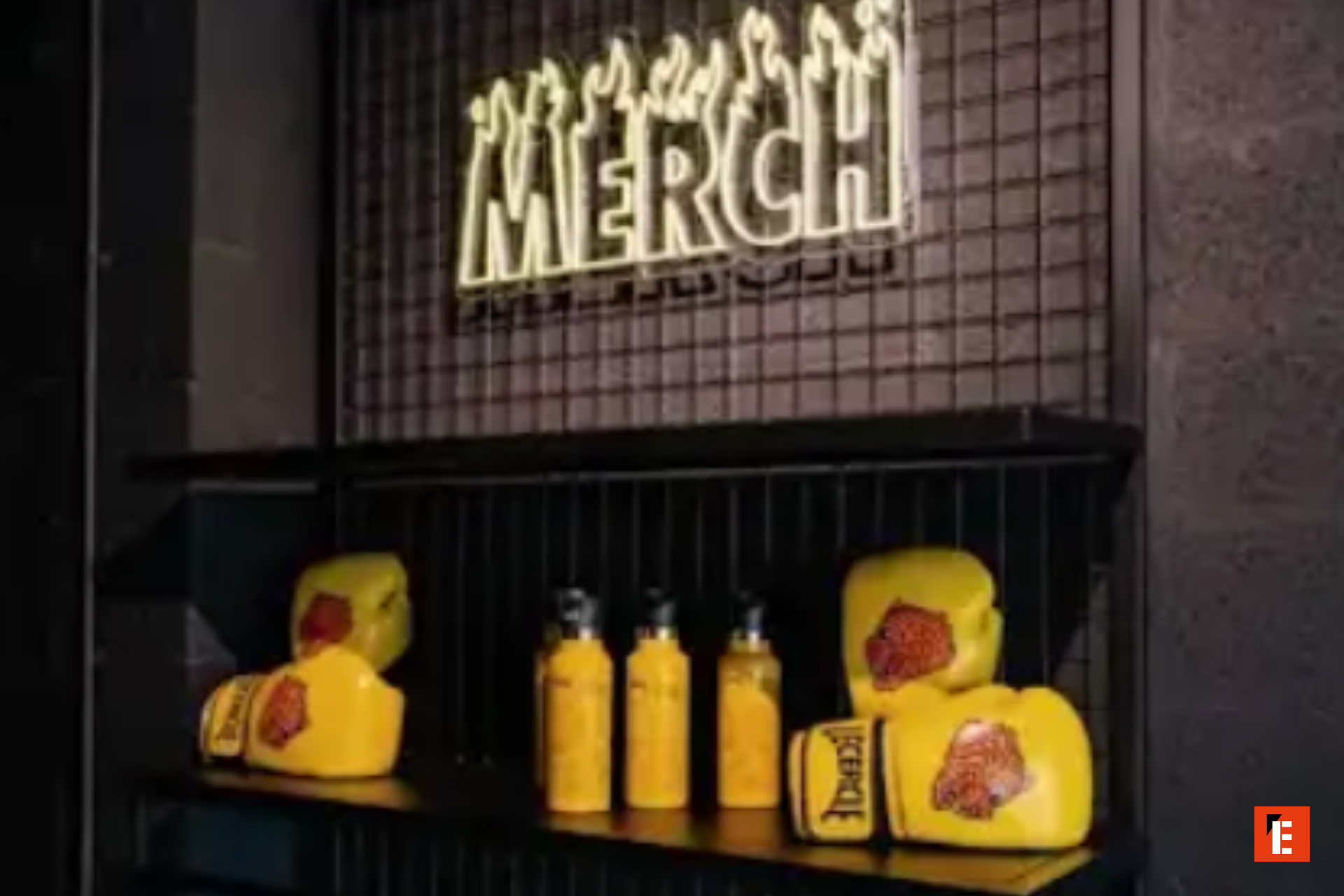 Merchandise jaune sur une étagère noire.