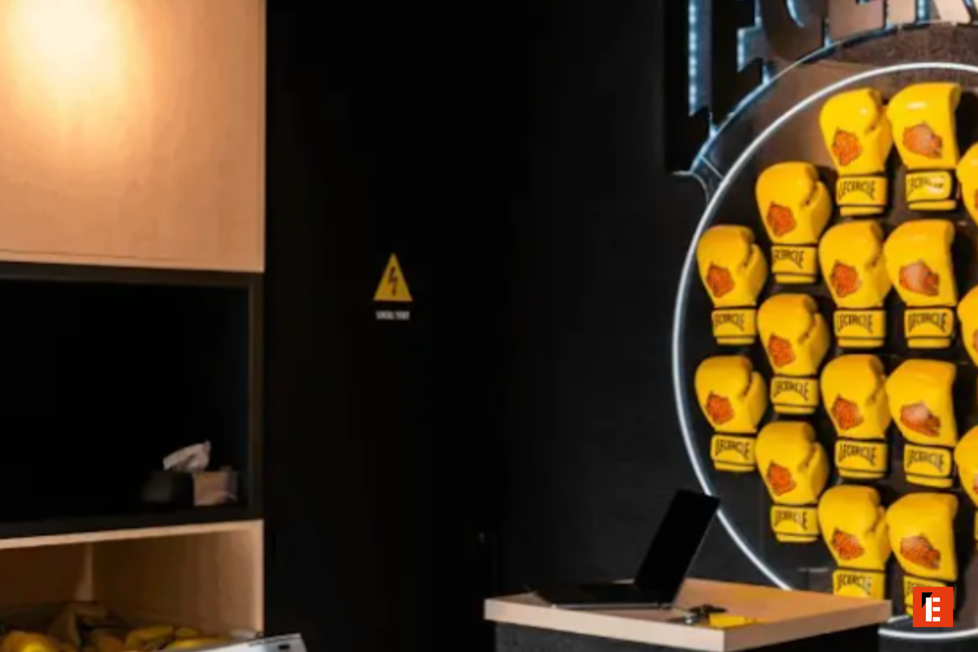 Mur de gants de boxe jaunes dans un studio.