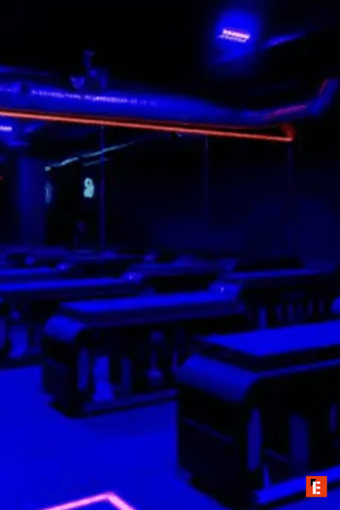 Intérieur d'une salle sombre avec éclairage bleu