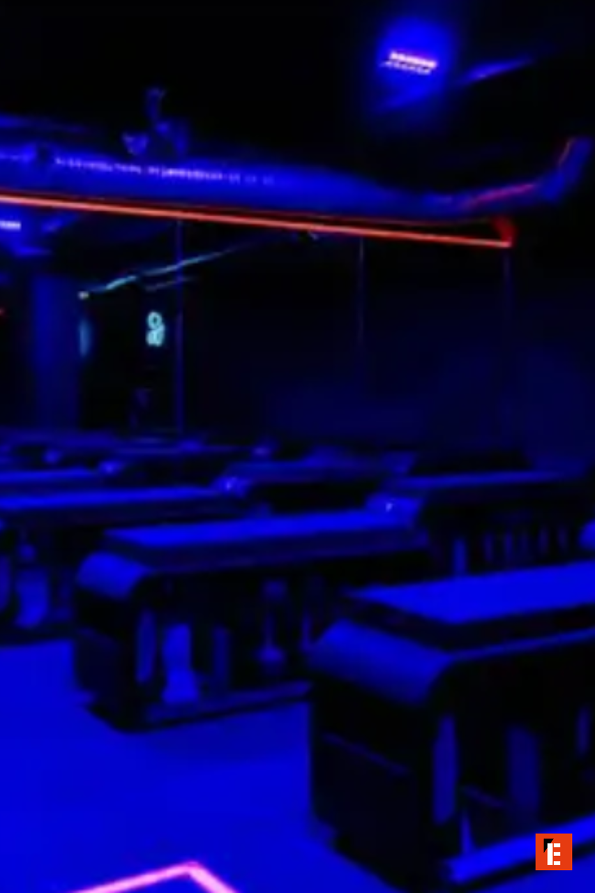 Intérieur d'une salle sombre avec éclairage bleu