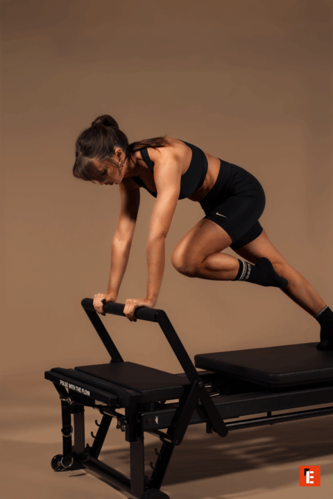 Femme en position d'exercice sur un équipement.