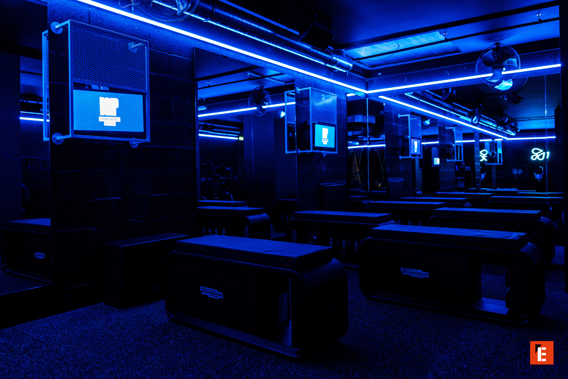 Intérieur d'une salle de sport éclairée en bleu