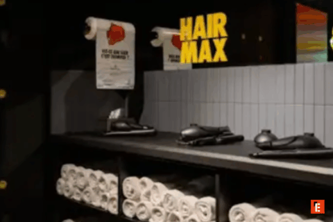 Espace de coiffure avec serviettes et appareils.