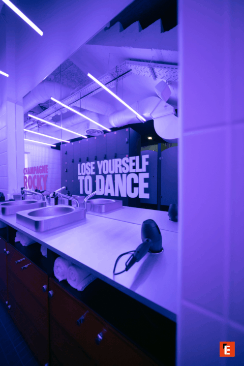 Salle de bain lumineuse avec lavabos modernes.