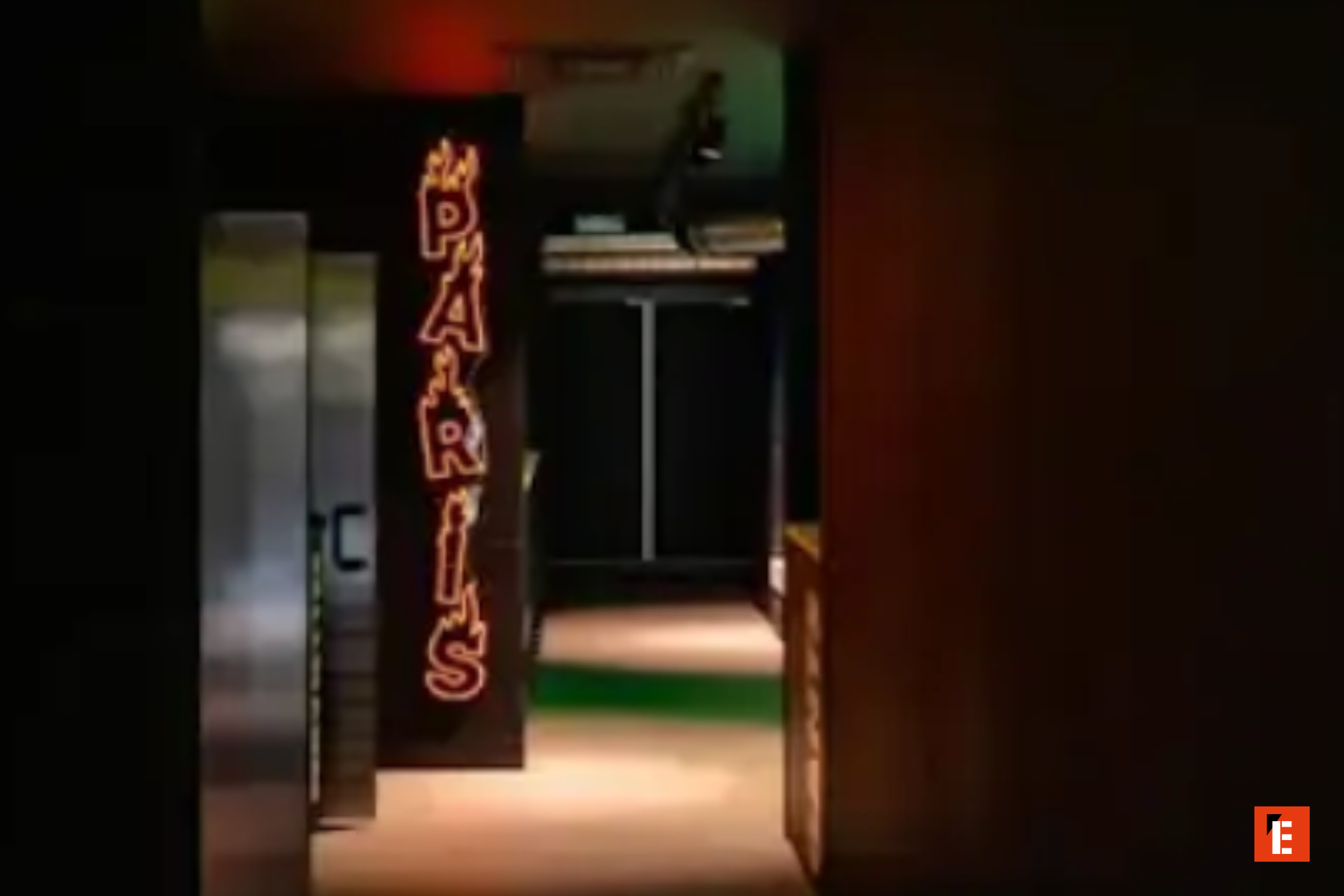 Intérieur avec néon 'PARIS' lumineux