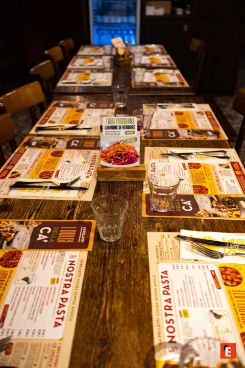 Tavolo preparato con menu e posate.