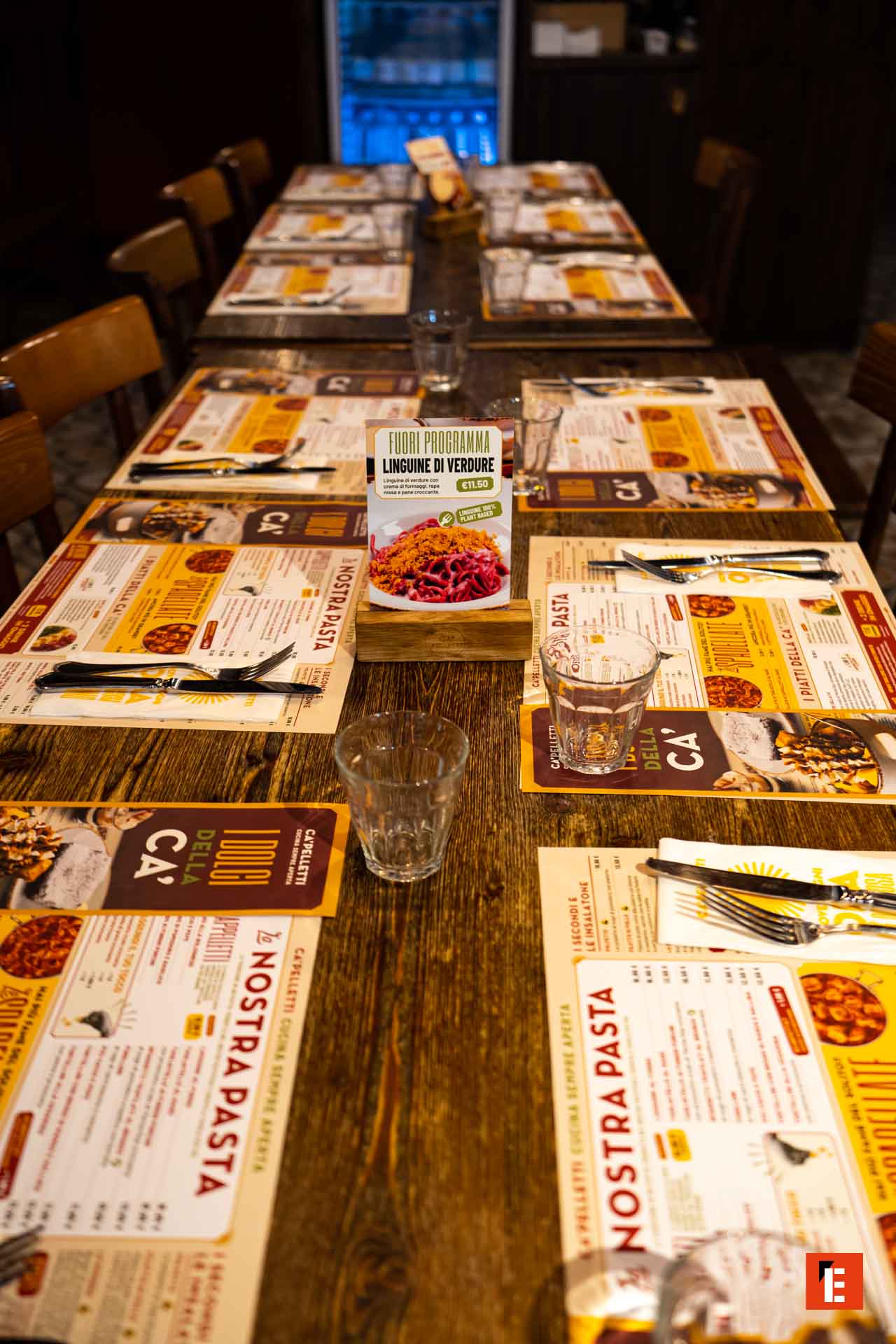 Tavolo preparato con menu e posate.