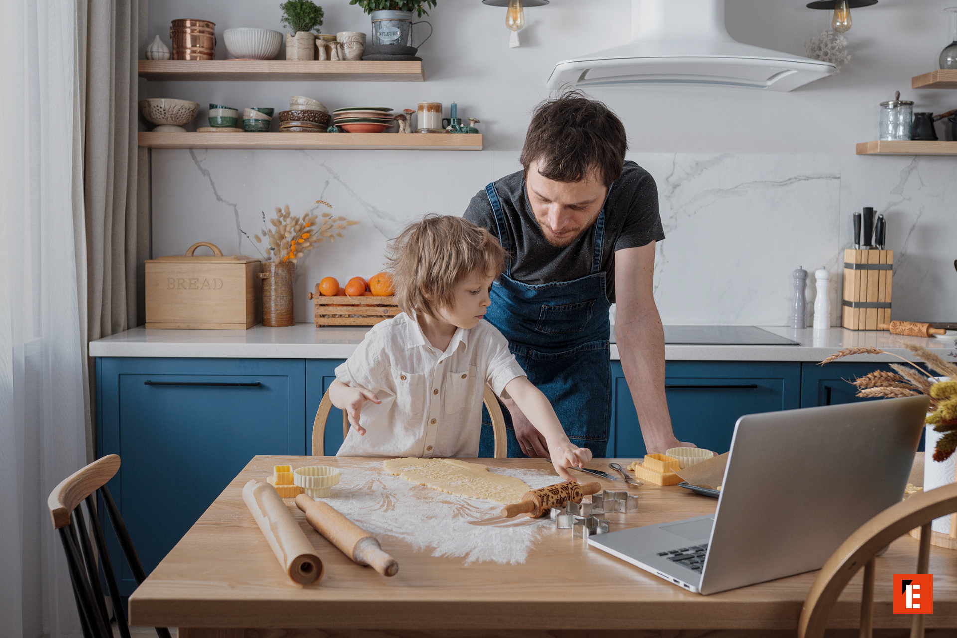 Padre e hijo cocinando juntos en la cocina.