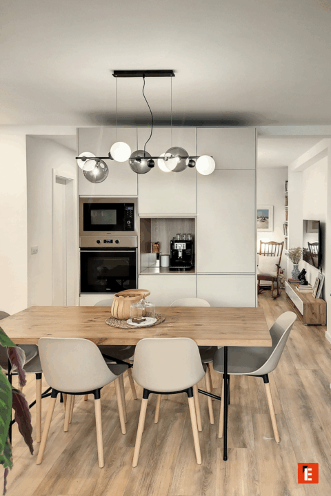 Cocina moderna con mesa y sillas elegantes.