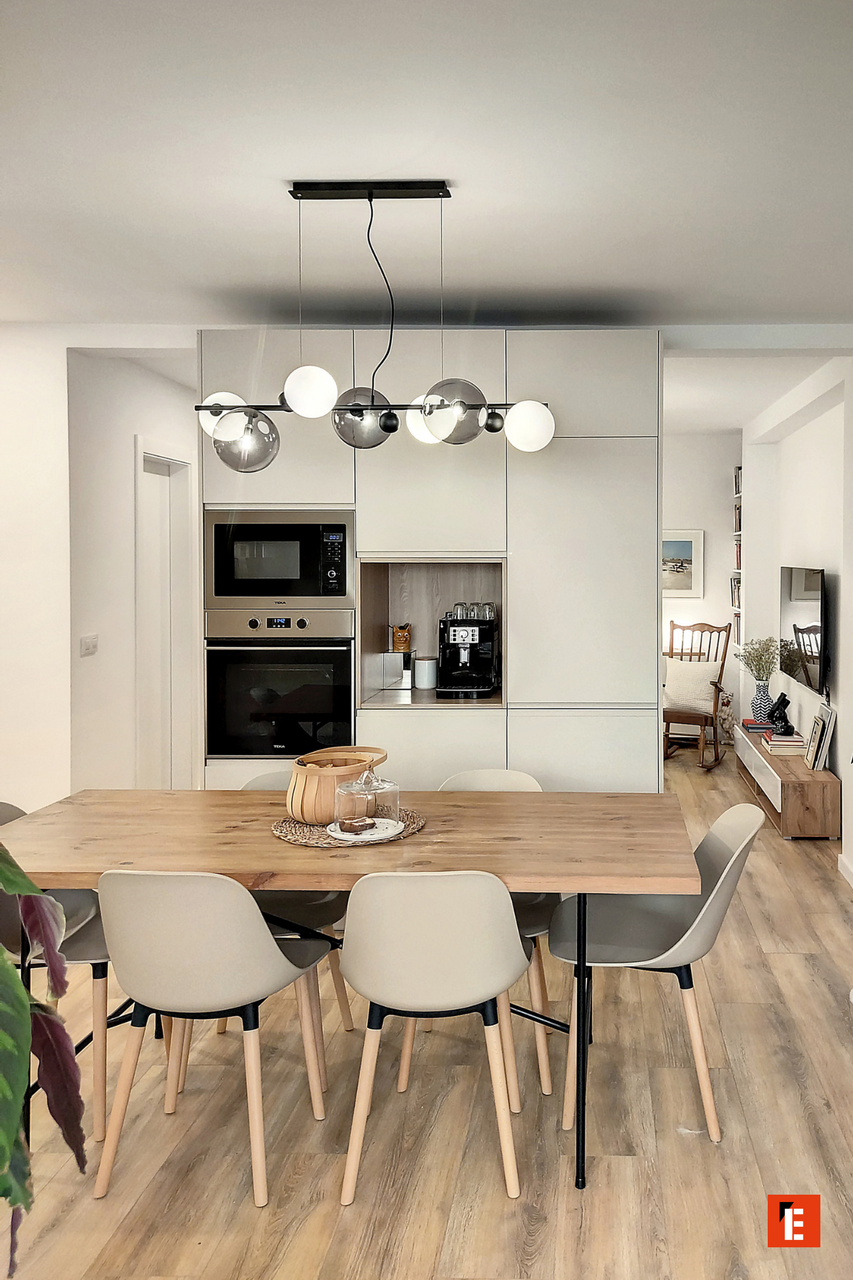 Cocina moderna con mesa y sillas elegantes.