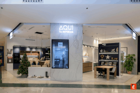 Tienda de reformas con decoración navideña.