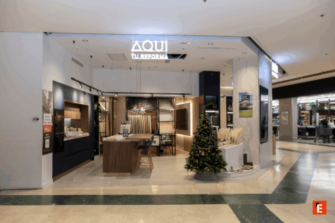 Tienda de reformas decorada para las fiestas.