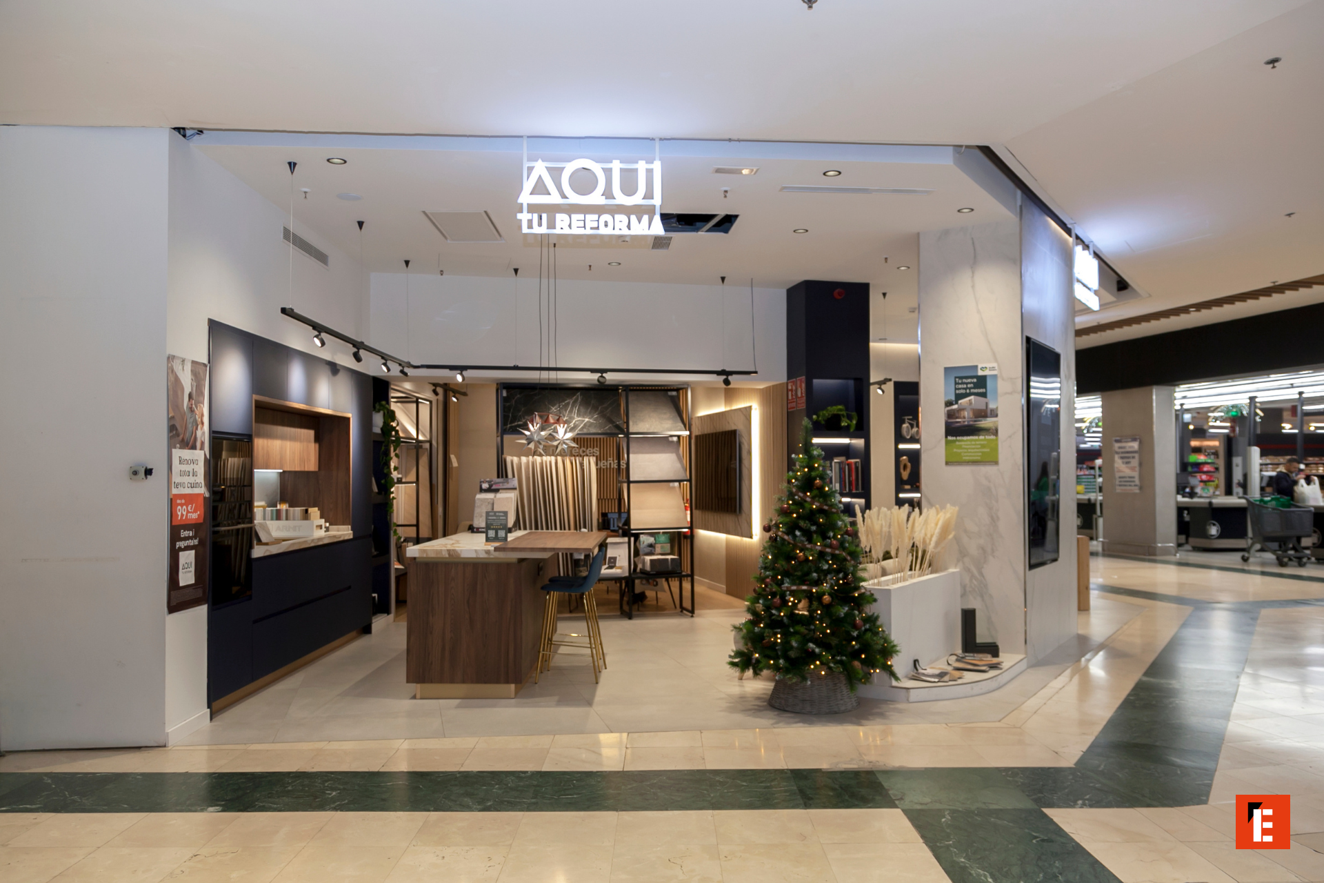 Tienda de reformas decorada para las fiestas.