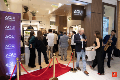 Evento social en un espacio moderno y elegante.