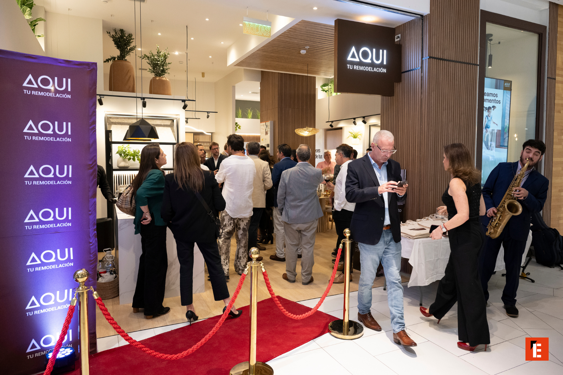 Evento social en un espacio moderno y elegante.