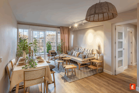 Sala de estar luminosa con decoración moderna.