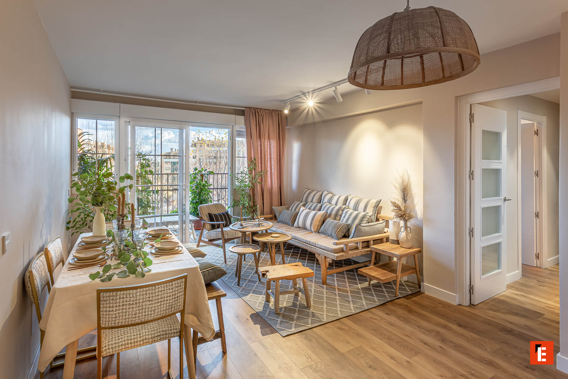 Sala de estar luminosa con decoración moderna.