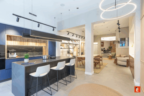 Cocina moderna con isla y decoración elegante.