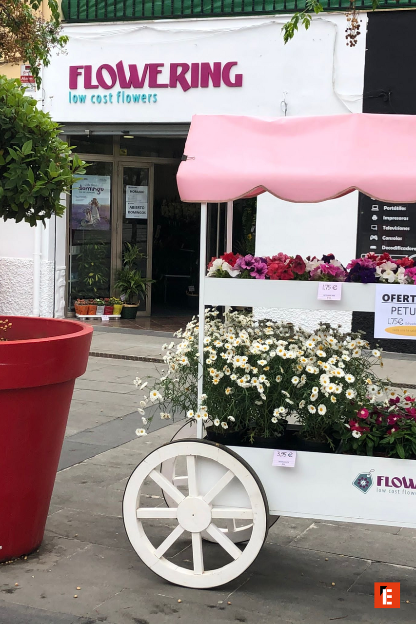 Carrito de flores frente a la tienda Flowering.