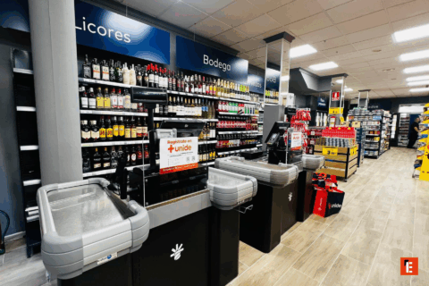 Interior de una tienda con estantes de licores.