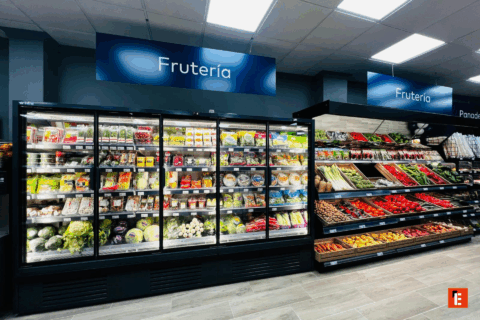 Sección de frutas y verduras fresca en supermercado.