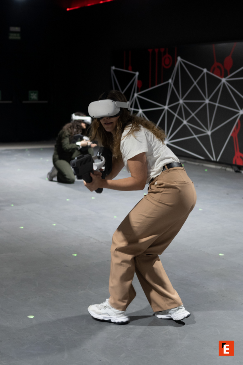 Mujer usando realidad virtual en acción.