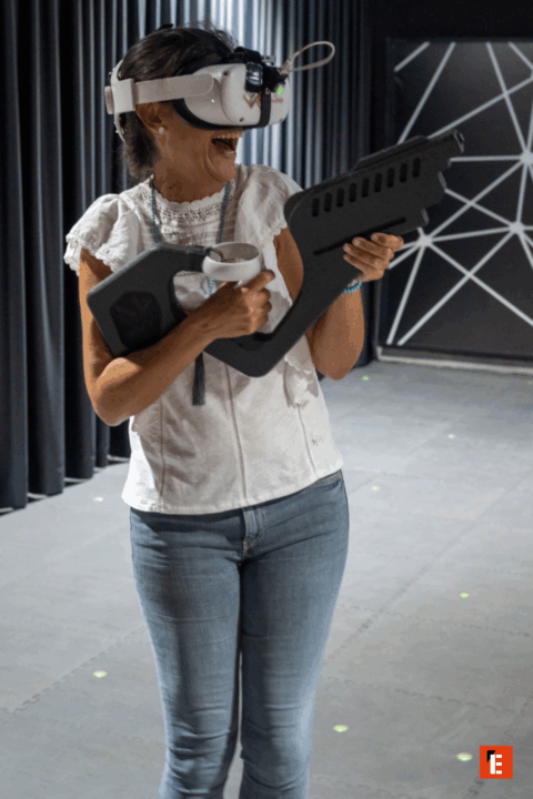 Mujer riendo con gafas de realidad virtual.