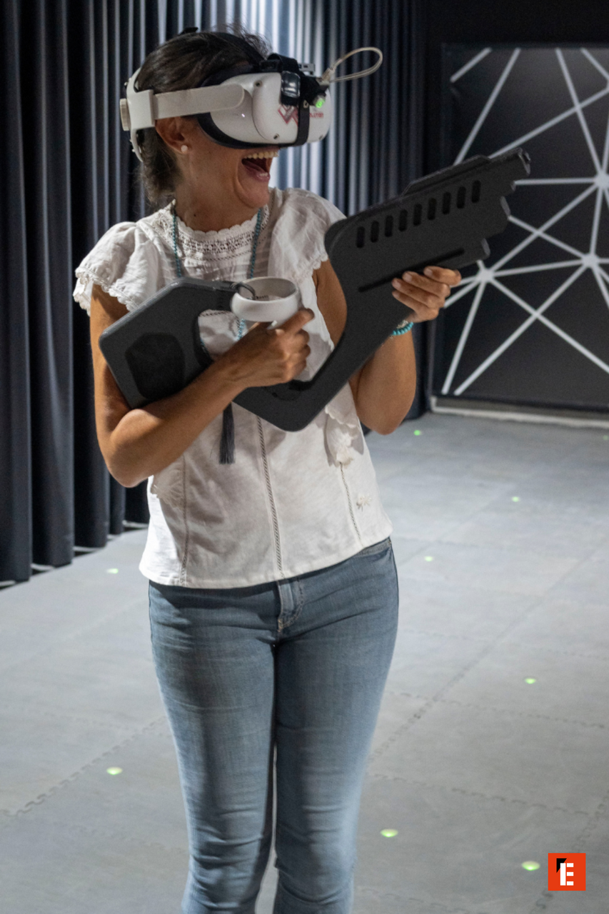 Mujer riendo con gafas de realidad virtual.