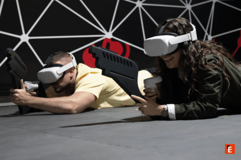 Jugadores disfrutando de la realidad virtual con armas