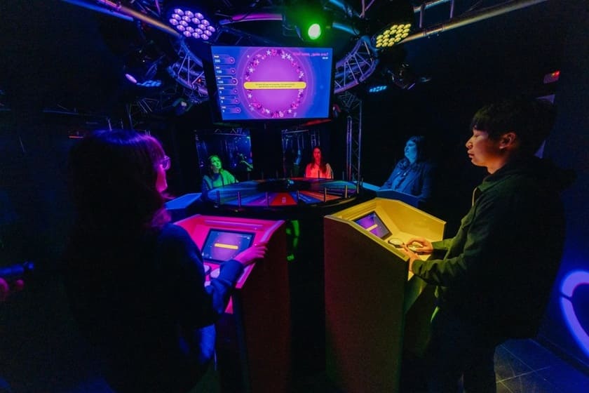 gente jugando juego virtual