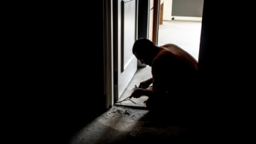 homme réalise des travaux dans une maison