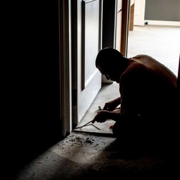 homme réalise des travaux dans une maison