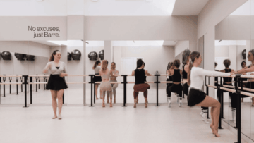 Clases de baile en estudio moderno y luminoso.