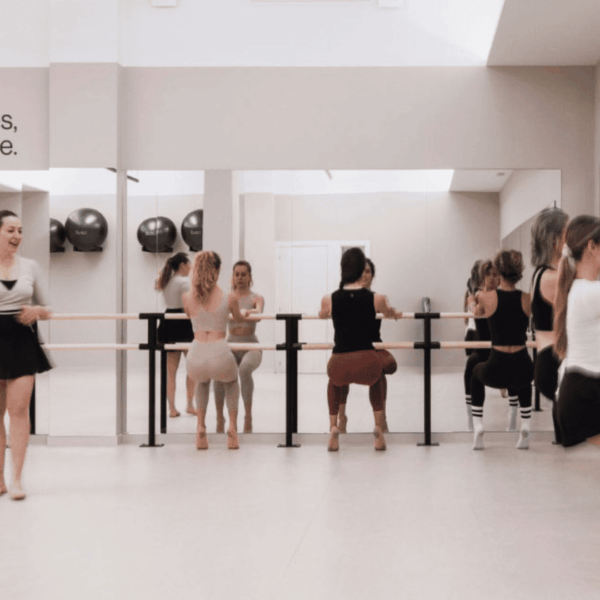 Clases de baile en estudio moderno y luminoso.