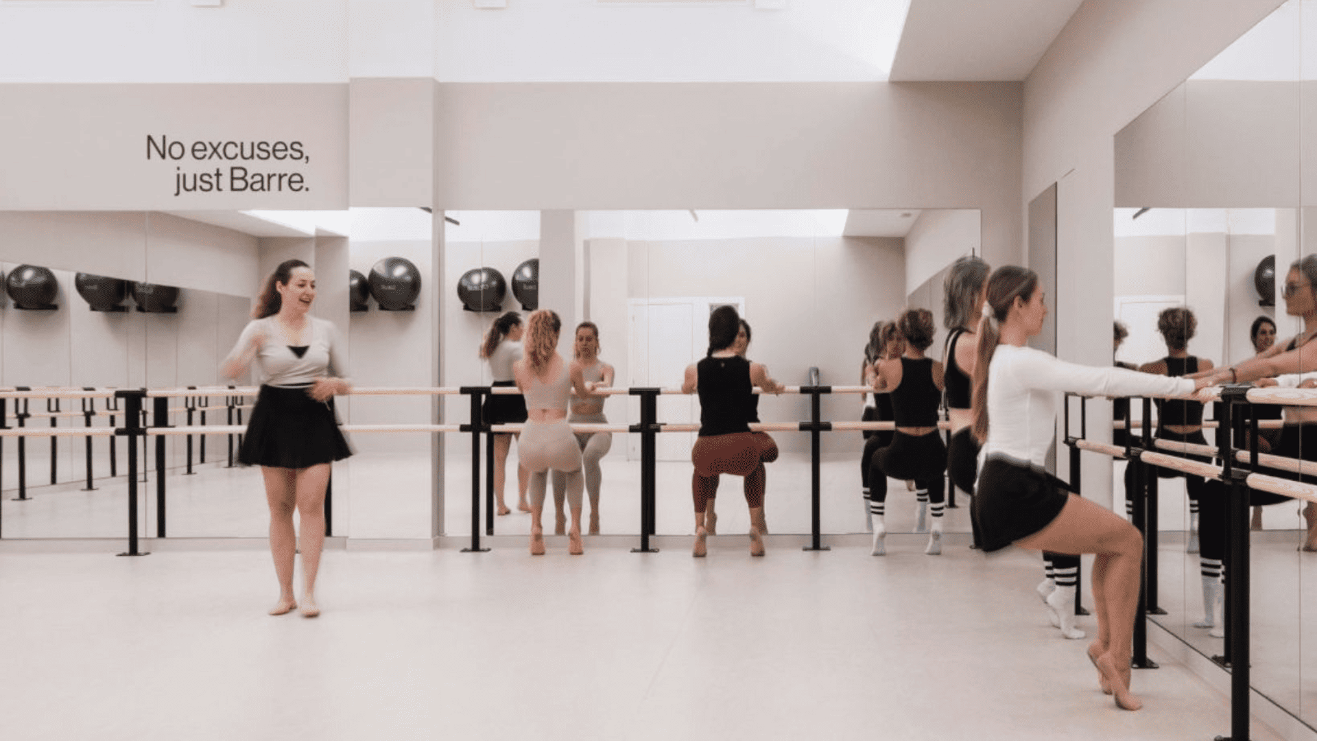 Clases de baile en estudio moderno y luminoso.
