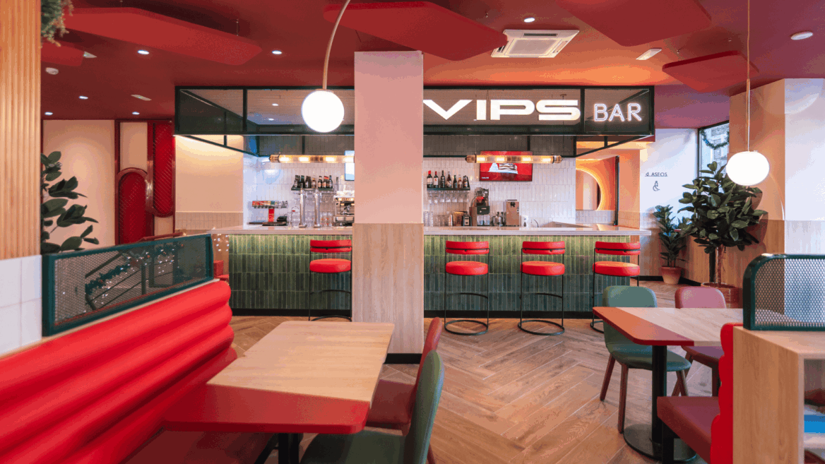 Interior moderno de un bar con asientos coloridos.