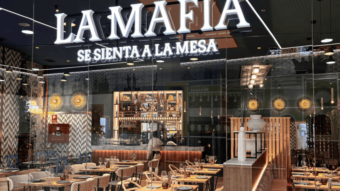 interior local la mafia se sienta a la mesa