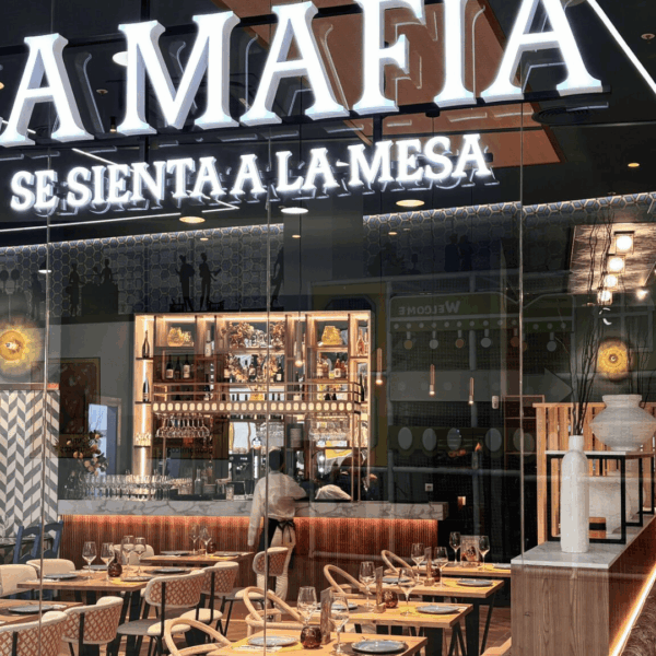 interior local la mafia se sienta a la mesa