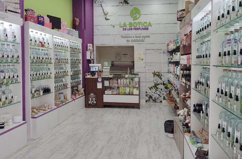 interior tienda la botica de los perfumes