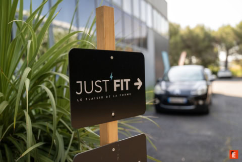 enseigne just fit extérieure : logo, flèche et slogan