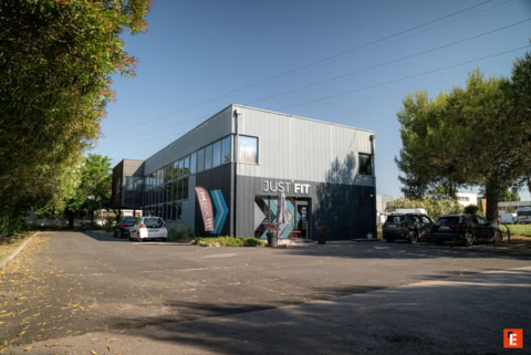 façade moderne just fit parking et vitrines réfléchissantes