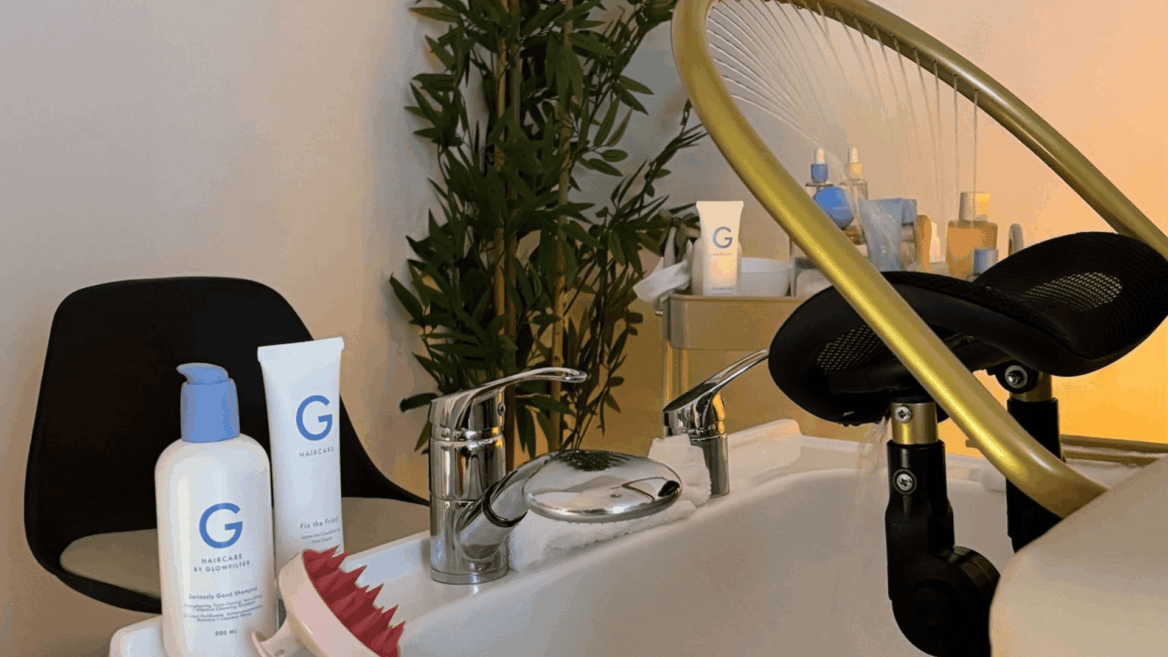 lavabo y productos para el pelo